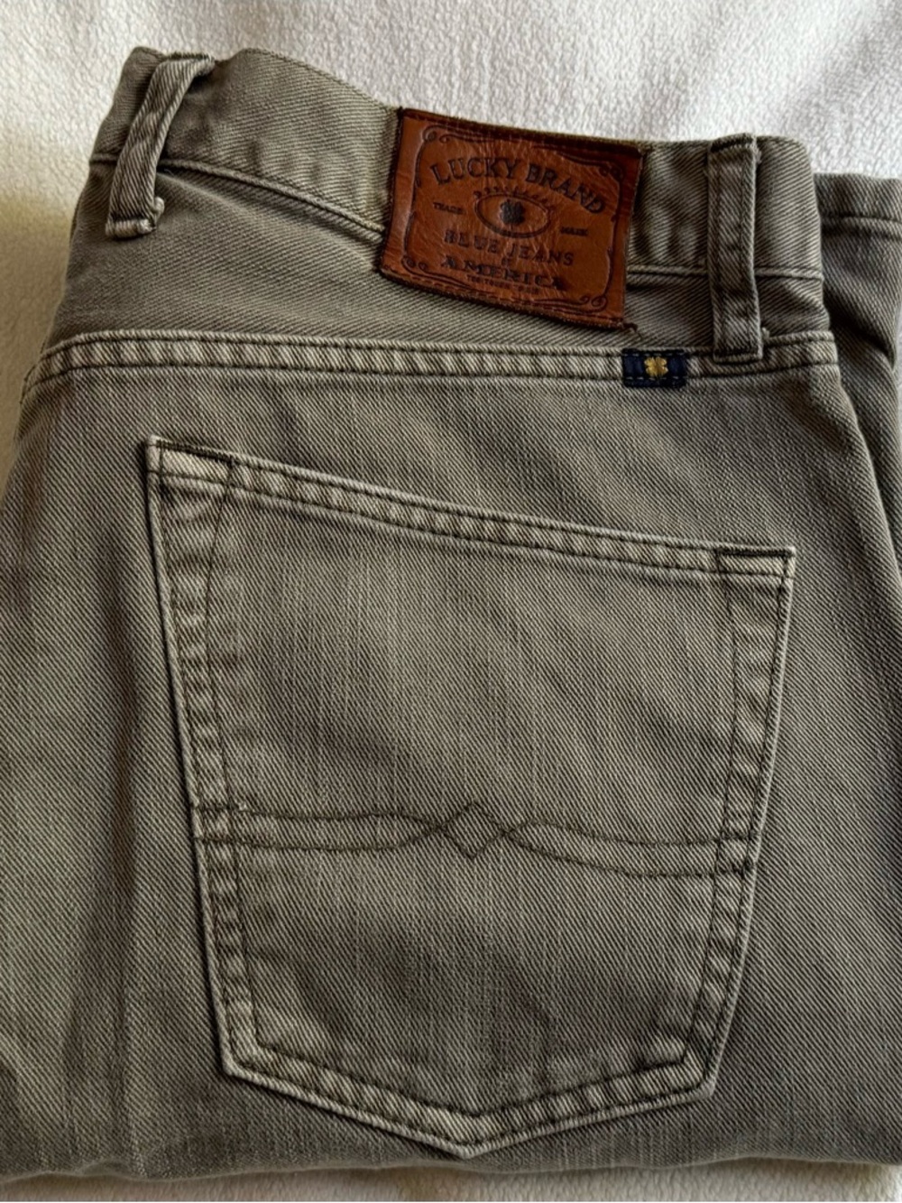 Lucky Brand Men’s Olive/ khaki Straight Jeans 221 Original